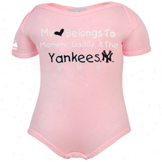 Majestic New York Yankees Babe Girls Pink My Heart Belongs Creeper