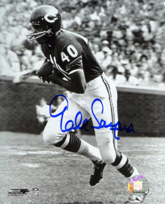 Gale Sayers Chicago Bears Black And White Autographed 8x10 Photograph